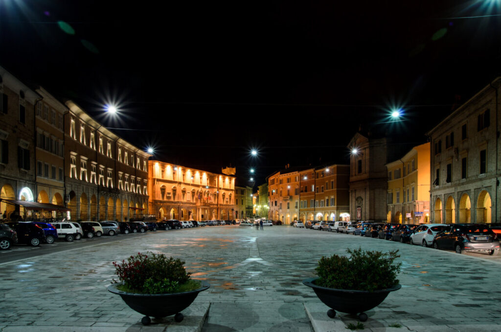 Vista nocturna de la Plaza San Severino Marche iluminada