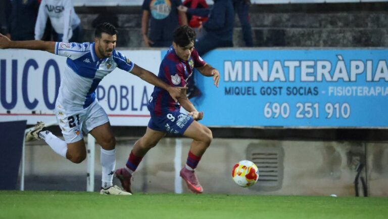 Jugadores del Poblense y Sabadell compiten por el balón en un partido