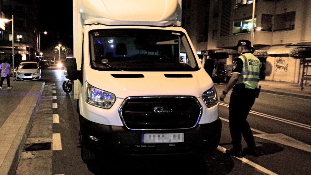 Vehículo de policía realizando un control nocturno en Palma.
