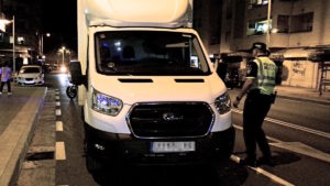 Vehículo de policía realizando un control nocturno en Palma.