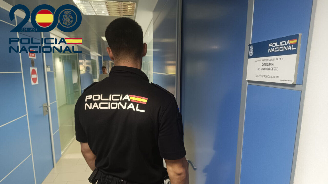 Agente de la Policía Nacional en la jefatura del distrito Oeste