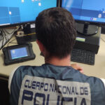 Agente de la Policía Nacional trabajando en una computadora