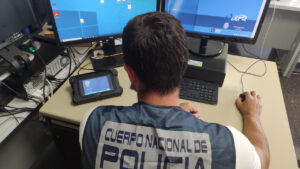Agente de la Policía Nacional trabajando en una computadora