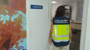 Oficial de la Polic&iacute;a Nacional en la unidad UFAM