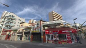 Vista de locales comerciales en Avenida Joan Miró, Palma, con precintos de seguridad.