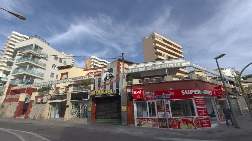 Vista de locales comerciales en Avenida Joan Miró, Palma, con precintos de seguridad.