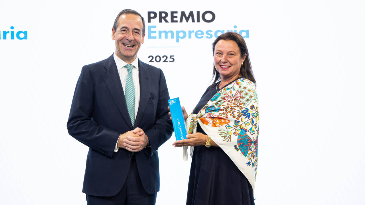 Sofía Osborne recibiendo el Premio Empresaria de CaixaBank en 2025.