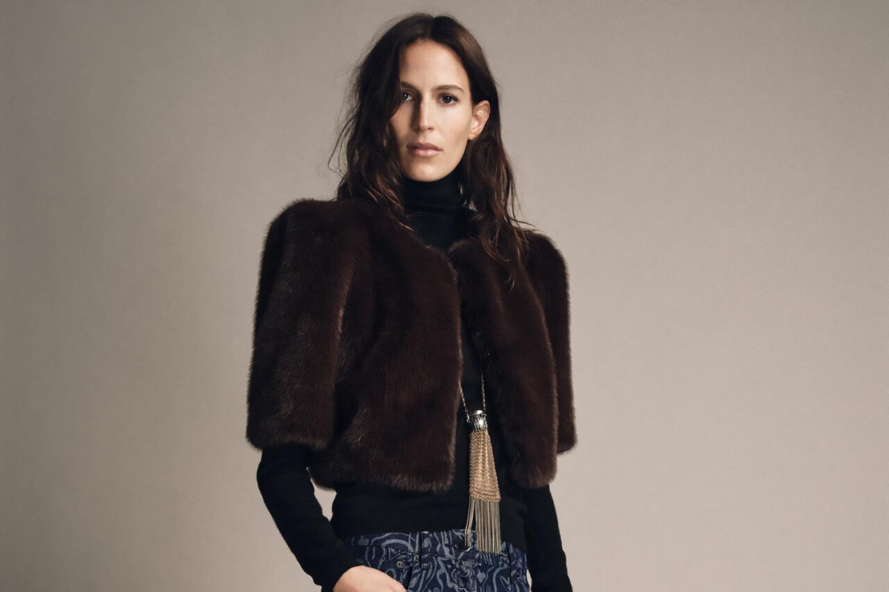 Modelo luciendo un abrigo de piel marrón y pantalones elegantes