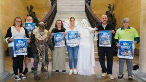 Grupo de personas sosteniendo carteles de la Nit de les Ànimes
