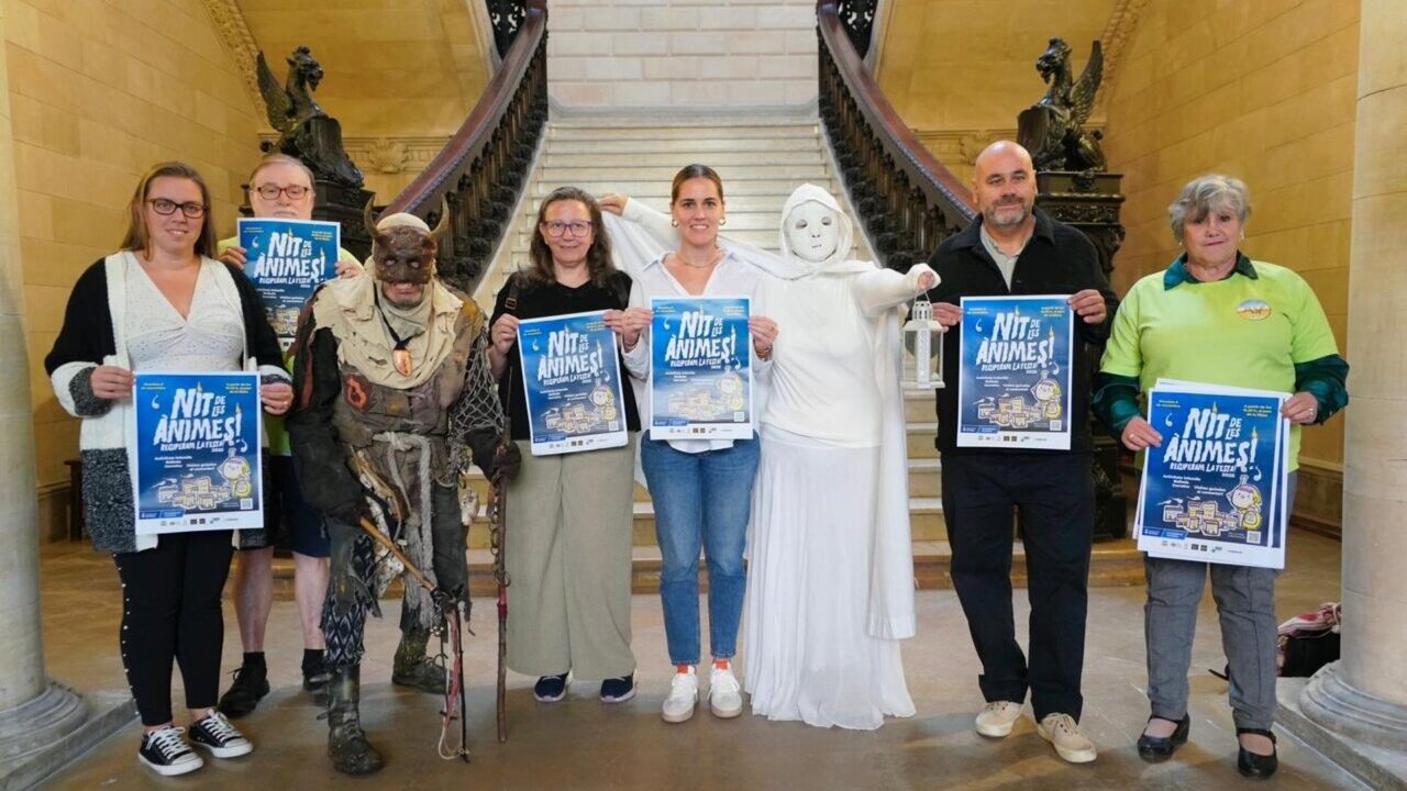 Grupo de personas sosteniendo carteles de la Nit de les Ànimes