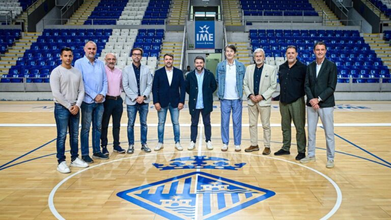 Grupo de personas en la nueva pista del Palau Municipal d'Esports de Son Moix