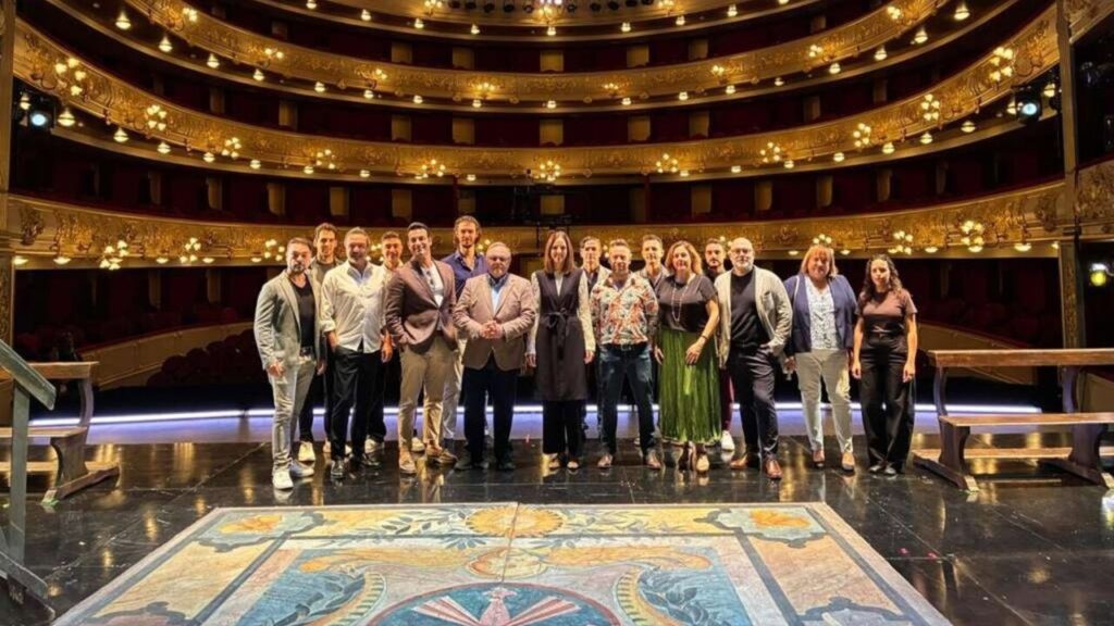 Grupo de artistas en la presentación de Tosca en el Teatre Principal de Palma
