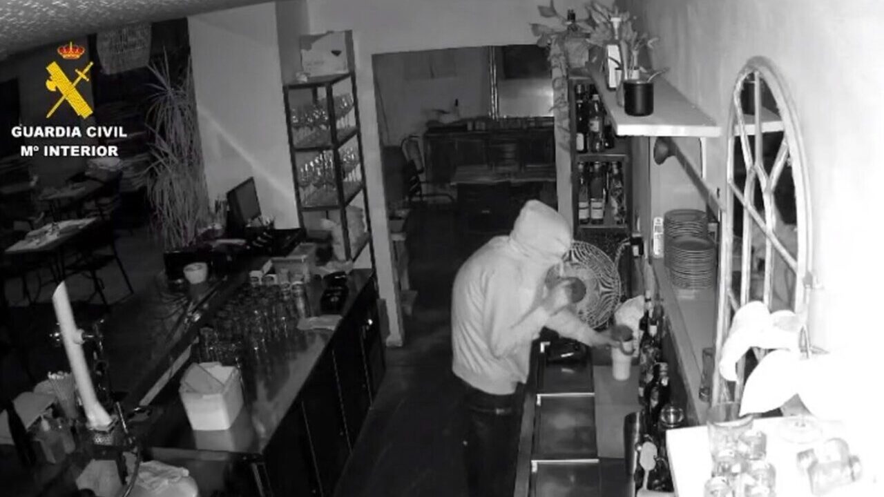 Hombre encapuchado robando en un bar de Mallorca