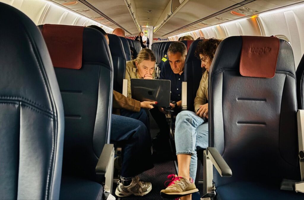 Reunión técnica en un avión durante el temporal en Ibiza
