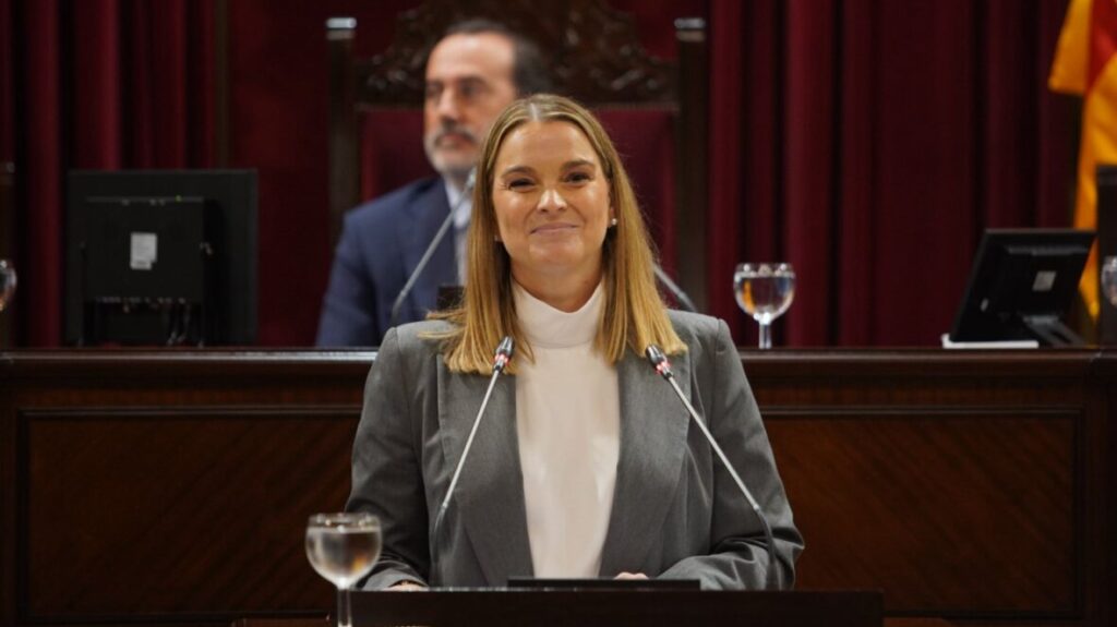 Marga Prohens durante su discurso en el Debate de Política General en el Parlament de las Illes Balears