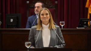 Marga Prohens durante su discurso en el Debate de Política General en el Parlament de las Illes Balears
