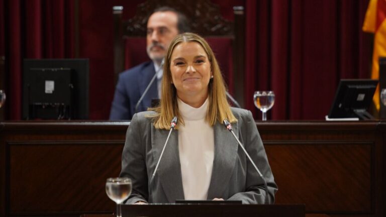 Marga Prohens durante su discurso en el Debate de Política General en el Parlament de las Illes Balears