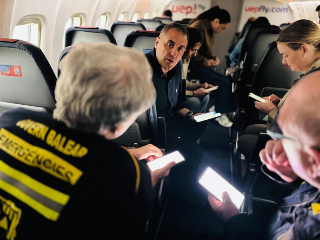 Reunión de emergencia en un avión durante el temporal en Ibiza
