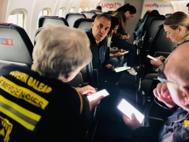 Reunión de emergencia en un avión durante el temporal en Ibiza