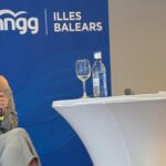 Marga Prohens hablando sobre juventud y política en un evento