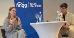 Marga Prohens hablando sobre juventud y política en un evento