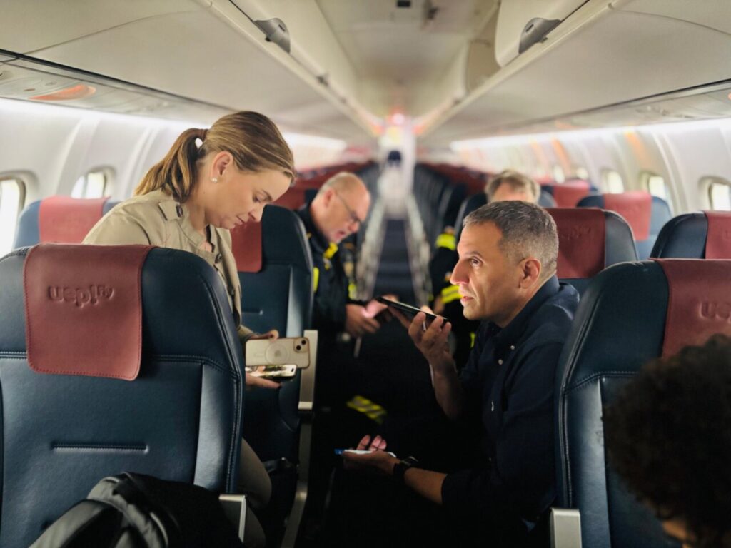 Reunión en un avión con autoridades durante la tormenta en Baleares