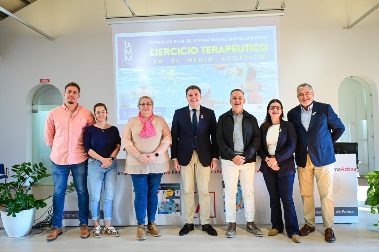 Grupo de personas en evento sobre salud para mujeres mastectomizadas