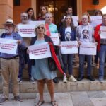 Grupo de personas protestando contra la derogación de la Ley de Memoria Democrática