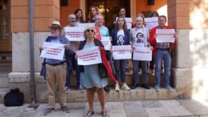 Grupo de personas protestando contra la derogación de la Ley de Memoria Democrática
