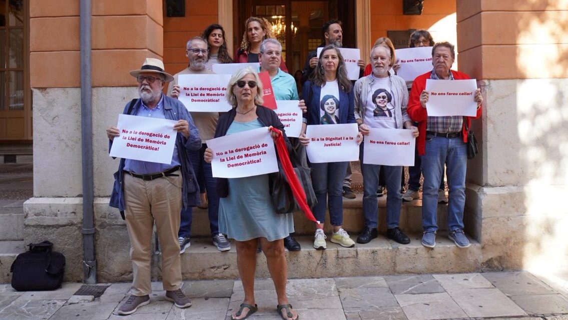 Grupo de personas protestando contra la derogación de la Ley de Memoria Democrática