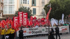 Empleados públicos protestan en Palma con pancartas y banderas rojas
