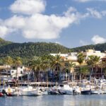 Vista del puerto de Andratx con barcos y montañas al fondo