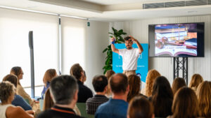 Conferencista Nicolás Apelt hablando sobre la mente en Puerto Portals