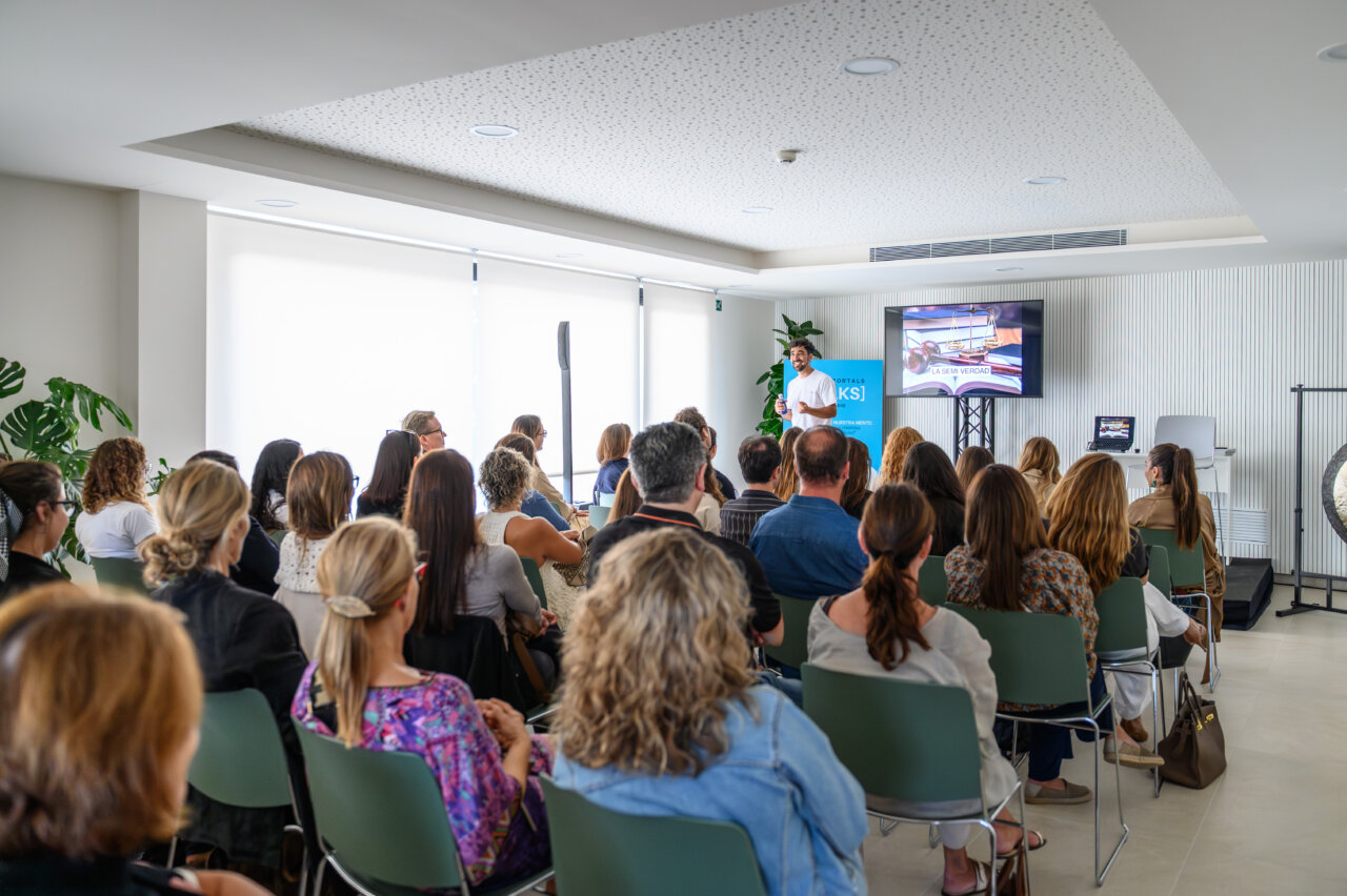 Asistentes en charla sobre la mente en Puerto Portals