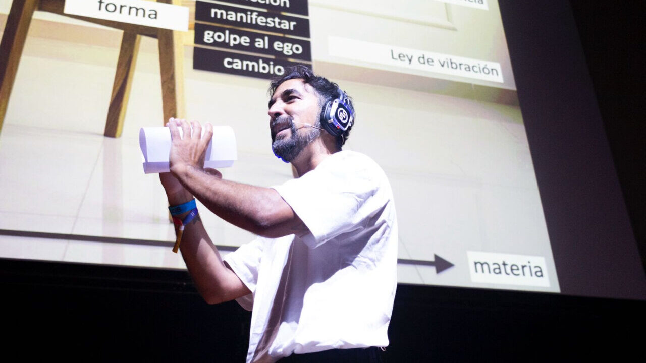 Nicol&aacute;s Apelt durante su charla en Puerto Portals sobre desarrollo personal
