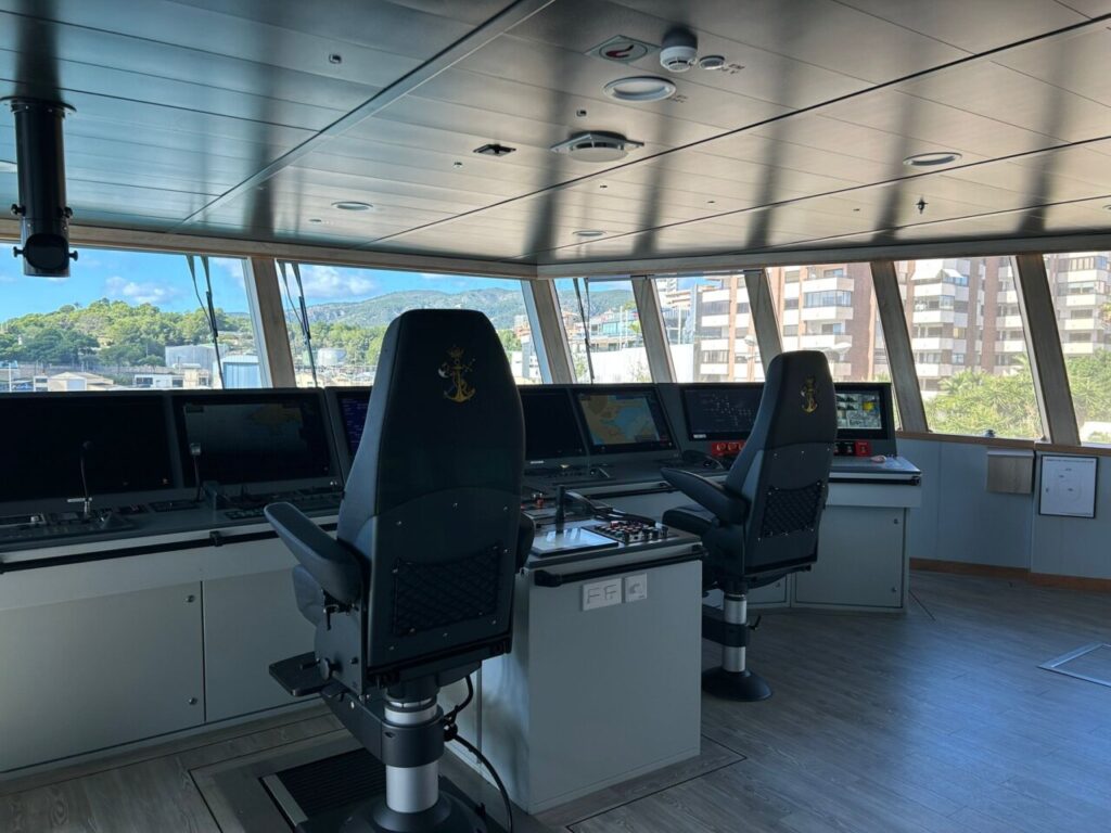 Vista del puesto de mando del buque Duque de Ahumada con pantallas y sillas