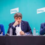 Carles Puigdemont flanqueado por Míriam Nogueras y Jordi Turull.
