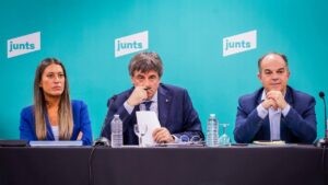 Carles Puigdemont flanqueado por Míriam Nogueras y Jordi Turull.