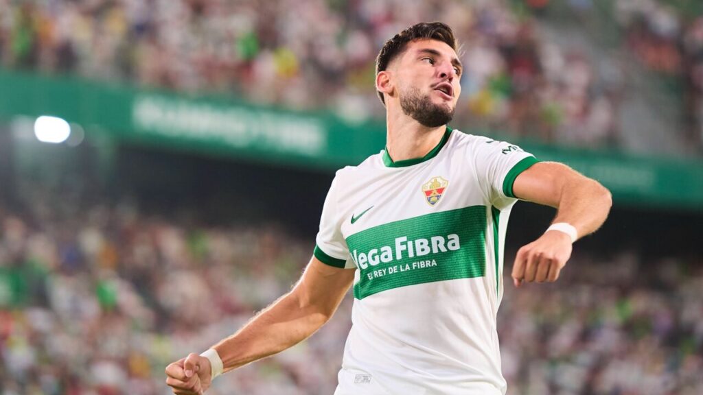 Rafa Mir en un partido con el Elche, mostrando una expresión intensa.