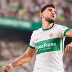 Rafa Mir en un partido con el Elche, mostrando una expresi&oacute;n intensa.