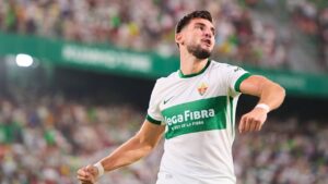 Rafa Mir en un partido con el Elche, mostrando una expresión intensa.