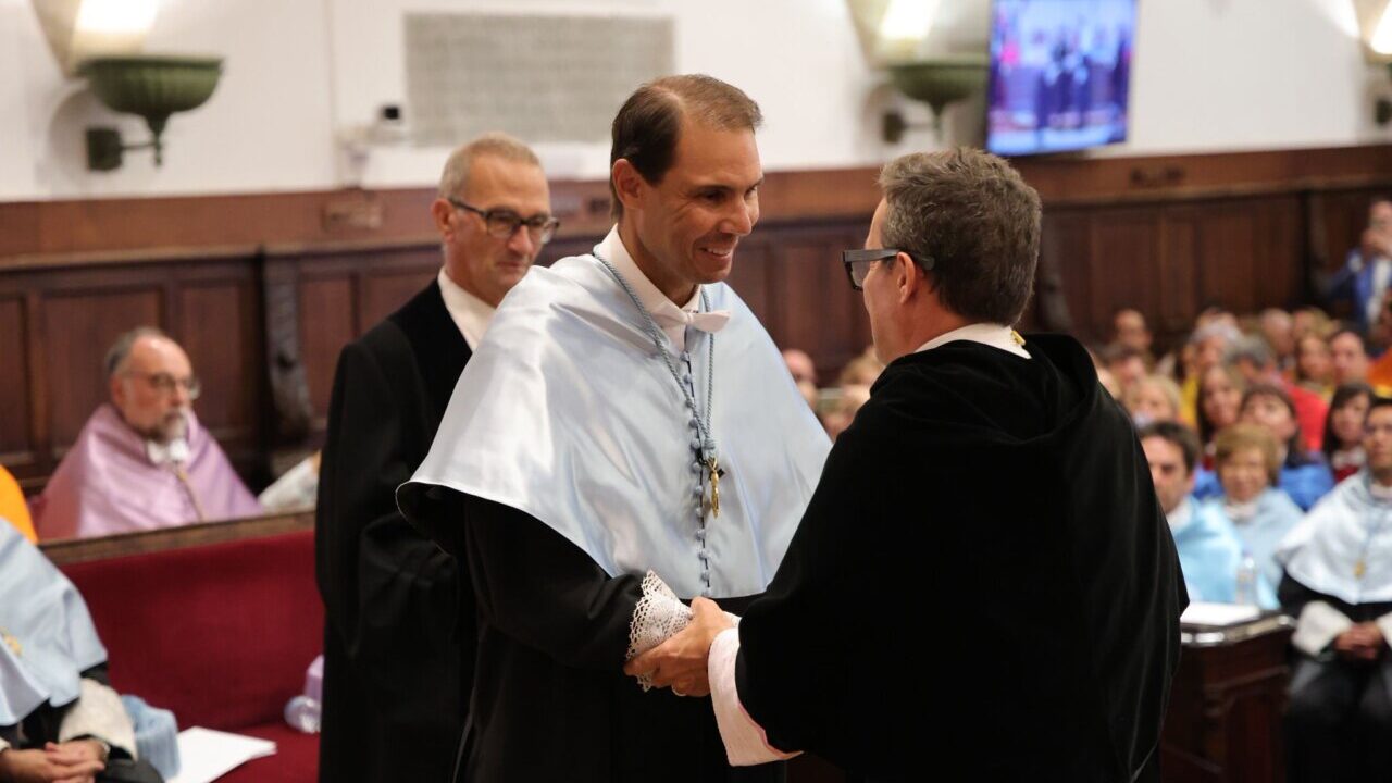 Rafa Nadal recibiendo el t&iacute;tulo de doctor honoris causa en Salamanca