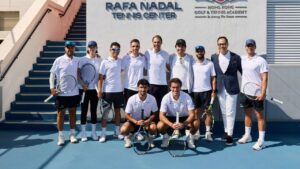 Rafa Nadal con jóvenes tenistas en el Rafa Nadal Tennis Center en Hong Kong