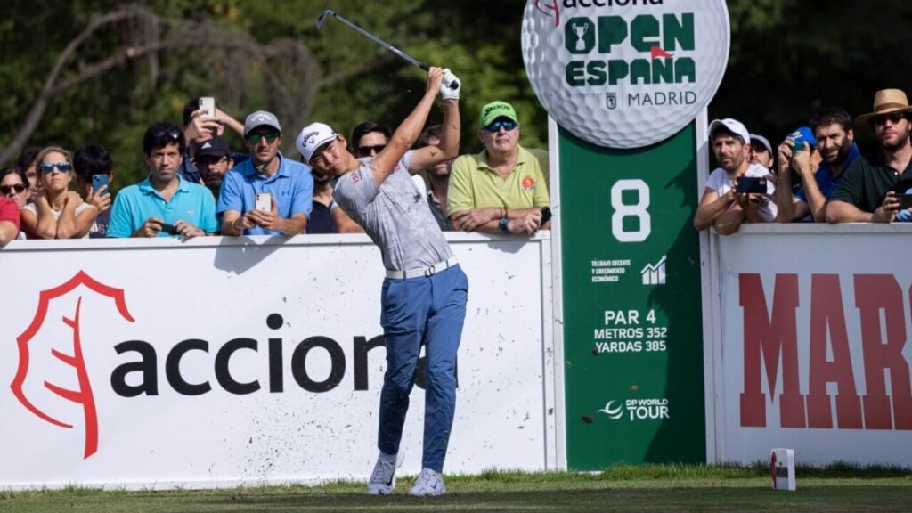 Golfista en acción durante el Open de España 2025 con público animando.