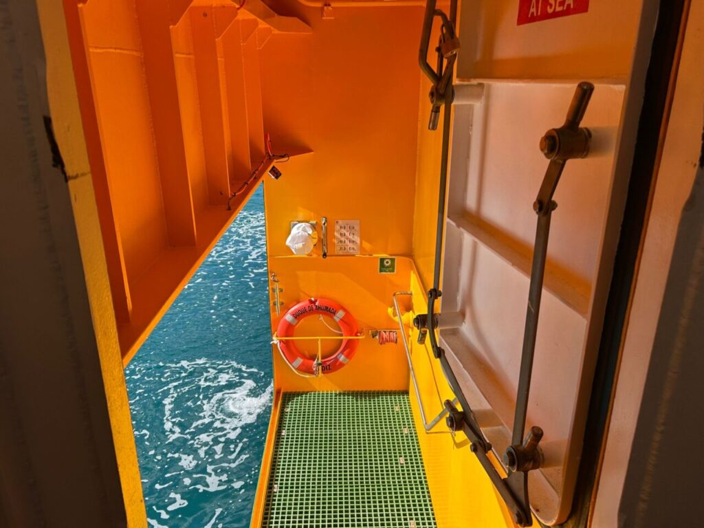 Vista de la rampa de acceso lateral al buque Duque de Ahumada