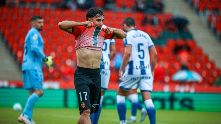 Jugador del RCD Mallorca celebrando un gol en un partido de Copa
