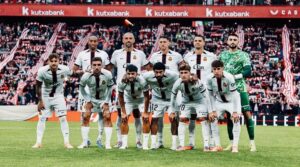 Equipo del RCD Mallorca posando en el estadio de San Mamés.