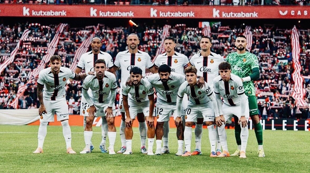 Equipo del RCD Mallorca posando en el estadio de San Mam&eacute;s.