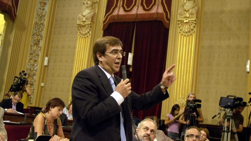 El expresidente Antich hablando en la Cámara autonómica