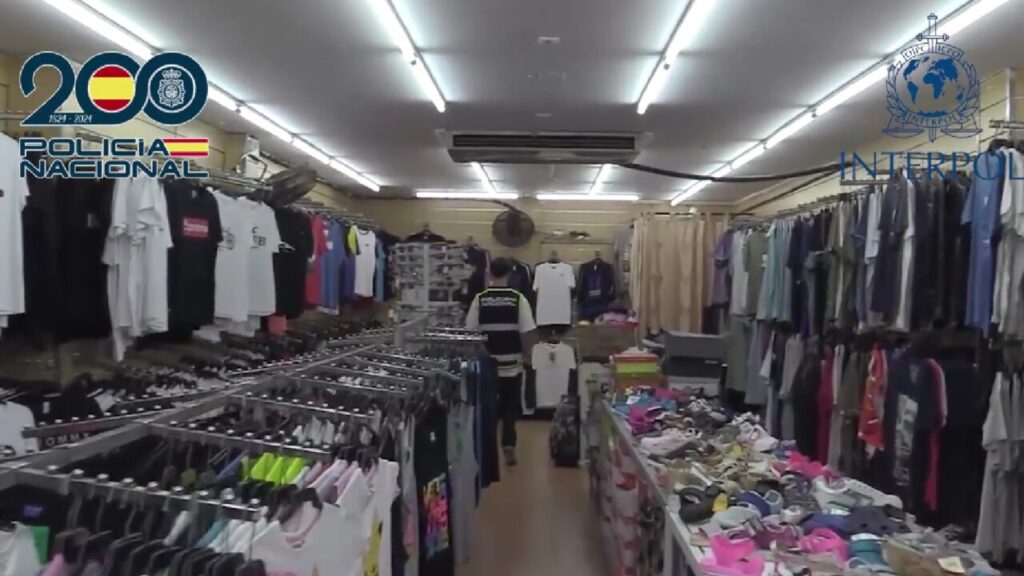 Cae una red de venta de falsificaciones en Mallorca: 12 detenidos y 30.000 productos intervenidos